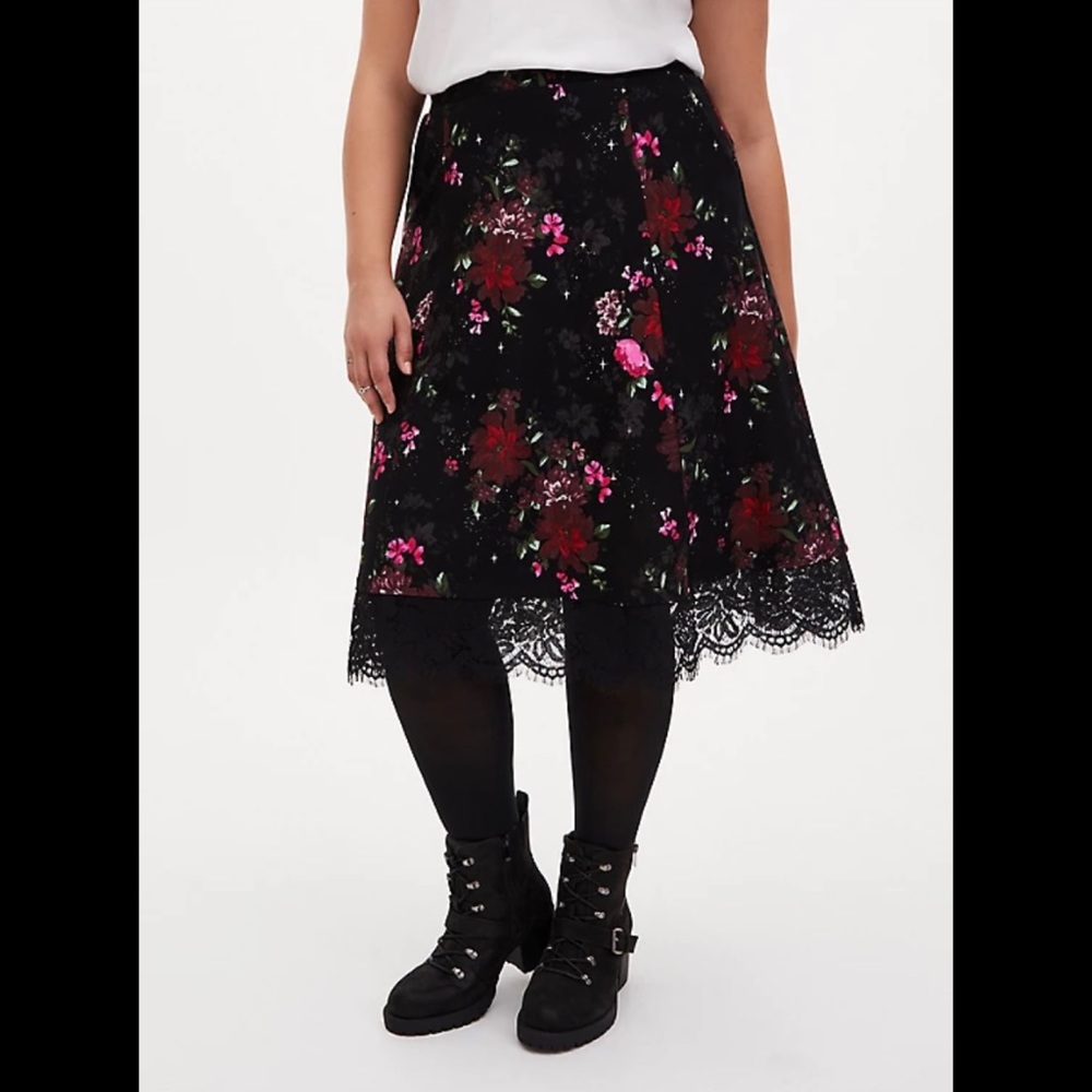 NWT Torrid Floral & Lace Skirt 00 (M/L)